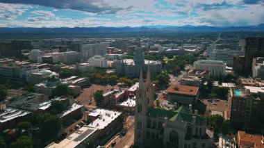 Denver, Colorado, ABD 'deki Katedral Bazilikası' nın muhteşem mimarisi. Colorado Eyalet Kongre Binası manzaranın ilerisinde. Hava perspektifi.