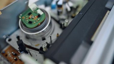 Video ev sisteminin içinde. Manyetik kafa kaseti okuyarak dönüyor. Kapat..