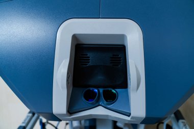 Robot cerrahi konsol arayüzünü kapatın. Hastanedeki robotik cerrahi konsolun kontrol arayüzü ve optik sisteminin ayrıntılı görüntüsü.