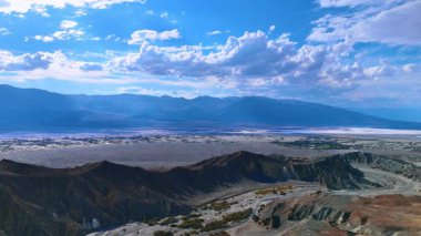 Güzel bir dağ silsilesine yaklaşıyoruz. Ölüm Vadisi, Kaliforniya, ABD İHA 'dan terk edilmiş.