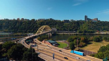 Pittsburgh, ABD, 2 Ağustos 2025 Fort Pitt Köprüsü 'nde trafik yoğundu. Pittsburg, Pennsylvania, ABD 'deki Monongahela Nehri' nin güzel manzarası. Hava görünümü.