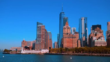 Muhteşem New York gökdelenleri ve açık mavi gökyüzüne karşı gökdelenler. Doğu Nehri 'nden Büyük Elma silueti.