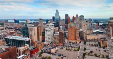 Detroit, ABD, 28 Temmuz 2025: Detroit, Michigan, ABD şehir merkezindeki binaların çeşitli tasarımı. Detroit Nehri 'nin kıyısındaki mimariye yaklaşıyoruz..