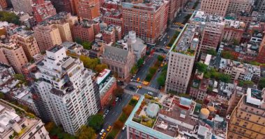 New York 'un geniş şeritli yollarında bir kavşağa yaklaşıyoruz. Sonbaharda şehrin yukarısındaki İHA görüntüleri.
