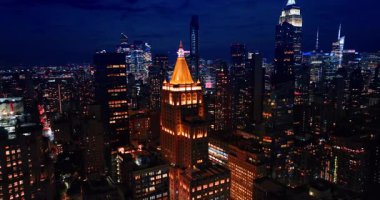 New York MetLife Sigorta Şirketi 'nin altın kulesi Manhattan' ın çatısında duruyor. Gece yarısı İHA görüntüleri.