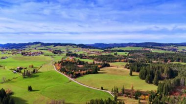 Resimli çayırlar ve bazı kırsal bölgeleri olan köknar ağaçları üzerinden uçmak. Weitnau, Almanya 'nın Bavyera eyaletinde yer alan bir şehirdir..