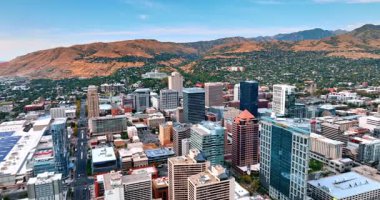 Salt Lake Sity USA, 1 Ağustos 2025, Salt Lake City, Mountain Backdrop ile şehir merkezi. Arka planda Wasatch Dağları yükselirken Salt Lake City şehir merkezinin geniş bir hava manzarası.