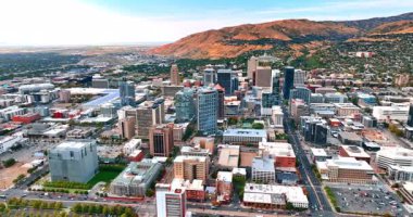 Salt Lake Sity USA, 1 Ağustos 2025: Salt Lake City Şehir Çekirdeği Havacılık Manzarası. Salt Lake City 'nin parlak hava manzarası yoğun şehir merkezinin dağlarla çevrili olduğunu gösteriyor..