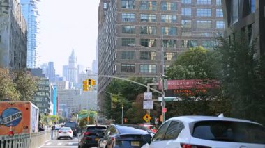 New York, ABD, 8 Ağustos 2025: Hollanda Tünel Girişi yakınında trafik. Yüksek binalarla çevrili Hollanda Tüneli girişine yaklaşan trafik var..