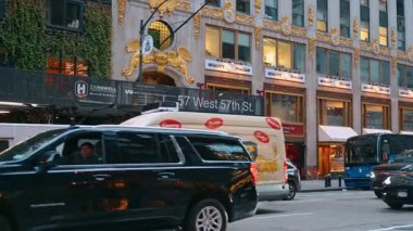 New York, ABD, 8 Ekim 2025: 57. Manhattan Manzarası. Manhattan 'ın merkezindeki 57. caddenin batısındaki lüks mağazalar ve işlek trafik hatları..