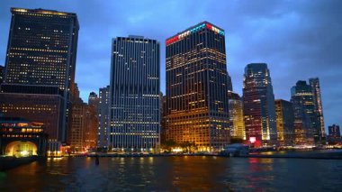 Akşamları New York rıhtımını Doğu Nehri 'nin sularından izliyordum. Güzel ışıklarla şehrin ufuk çizgisi alçak açılı..