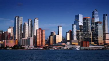 Doğu nehrinin rıhtımı boyunca nehir yolculuğu. Günbatımında New York 'un göz kamaştırıcı siluetine hayran kaldım..