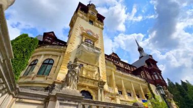 Eski kalenin yakınındaki muhteşem heykeller. Romanya 'nın Prahova İlçesi' ndeki Peles Şatosu perspektifi düşük açıdan görülüyor.