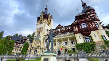 Romanya 'nın Prahova İlçesi, Peles Şatosu' nun muhteşem güzelliği. Kral I. Carol Anıtı 'nın yakınındaki bir görüntüde. Düşük açı görünümü.