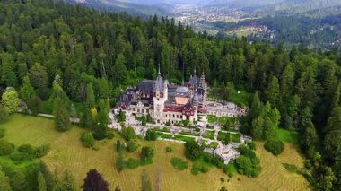 Romanya 'nın Prahova Eyaleti' nin Peles Şatosu 'nun zirvesine yaklaşıyoruz. Vadinin arka planındaki yerleşim bölgesi..