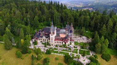 Romanya 'nın Prahova İlçesi' nde Peles Kalesi 'nde bir sürü insan dolaşıyor. İnsansız hava aracından çarpıcı mimariye yaklaşılıyor..