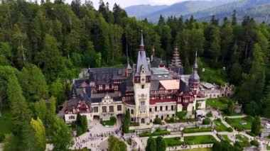 Romanya 'nın Prahova Eyaleti' ndeki Peles Kalesi 'ne insansız hava aracı ile uzaklık. Bir sürü ziyaretçi sınır işaretine girmek için sırada bekliyor..