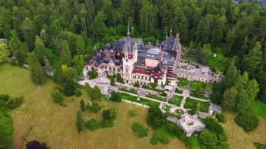 Romanya 'nın Prahova eyaletindeki Peles Kalesi' nin insansız hava aracı ile Karpat Dağları 'ndaki çarpıcı manzarası. Birçok insan tarihi yerleri ziyaret ediyor..