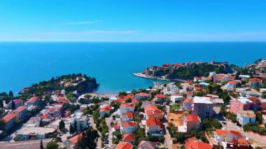 Dağ yamaçlarını kaplayan kırmızı çatıları olan güzel evlerin üzerinden uçun. Resimli Karadağ 'daki grev hangarına yaklaşıyoruz.