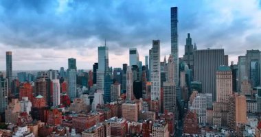 Muhteşem Manhattan gökdelenleri gri bulutlu gökyüzüne karşı. Kasvetli bir günde insansız hava aracı görüntüsü..