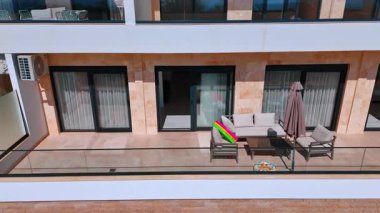 Geniş balkonlu dört katlı bir otelden uzakta. Karadağ ziyaretçileri için rahat bir konaklama yeri.