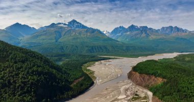 Kurumuş nehir çarpıcı dağlarda akıyor. Alaska, ABD 'nin insansız hava aracından muhteşem kayalık manzarası.