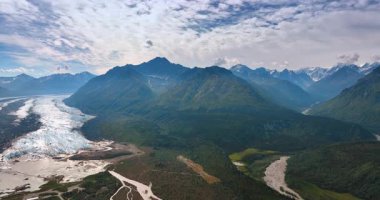 İnsansız hava aracından Alaska 'nın muhteşem manzarası. Puslu dağlara bak, ayaktaki buzullara ve bulutlu gökyüzüne..
