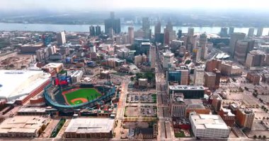 Detroit, ABD, 28 Temmuz 2025 Detroit Nehri 'nin kıyısındaki Detroit şehir merkezine yaklaşıyor. Comerica Stadyumu 'na yakın uçuyor..