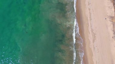 Denizin güzel turkuaz suyu dalgaları kıyıya sürüklüyor. Malibu, California, ABD üzerindeki İHA uçuşları..
