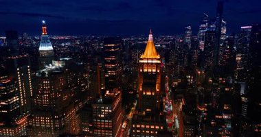 New York Hayat Sigortası Şirketi 'nin kulelerinin yanında yükseliyor. İnsansız hava aracından Manhattan 'ın gece manzarası.