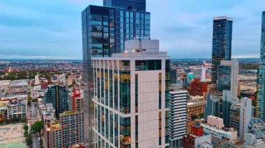 New York, ABD, 8 Ağustos 2025: Modern tasarımın yüksek binaları etrafındaki insansız hava aracı görüntüleri. Günbatımında New York 'un şehir manzarası.