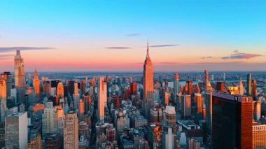 New York, ABD, 8 Ağustos 2025: New York gökdelenleri gün batımına boyanmış. İHA 'dan şehrin panoramasına.