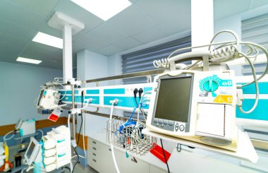 Yoğun bakım solunum cihazı ve izleme ünitesi. Tıbbi vantilatör ve yakınlardaki monitörler yoğun bakım yatağının yanına yerleştirilmiş..