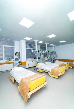 Bağlı cihazları olan yoğun bakım yatakları. Hasta yatakları ve birden fazla tıbbi teknolojisi olan organize yoğun bakım odası..