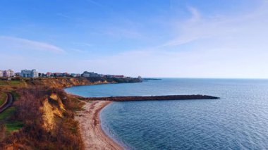 Karadeniz kıyısı üzerinde uçuş ve kıyıya yakın baraj. Arkaplanda evleri olan kıyı şeridi.