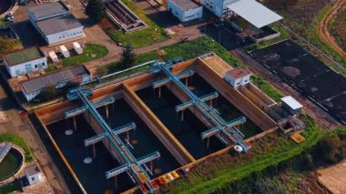 İHA görüntülerinden kanalizasyon suyu geri dönüşüm tesisi. Kaynak kaydetme teknolojisi kavramı.