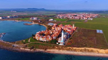 Deniz kıyısındaki parlak evler ve deniz fenerlerinden oluşan güzel bir yerleşim yeri. Çevredeki yeşil alanlar. Aheloy, Bulgaristan.