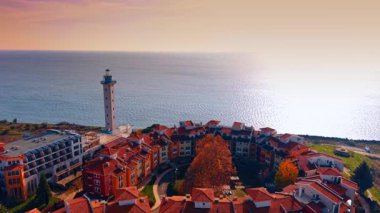 Marina Cape Kompleksi ve bitişik Deniz Feneri 'nin kırmızı çatılarından görüntüler. Sonu gelmeyen Karadeniz sularına yaklaşırken batan güneş ışığıyla göz kamaştırıyordu..