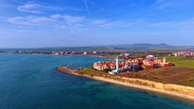 Bulgaristan 'ın Karadeniz' in güneşli kıyılarına yaklaşıyoruz. Aheloy 'daki güzel Aheloy Deniz Feneri ve Marina Pelerin Kompleksinin insansız hava aracından görüntüsü.