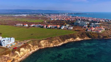 Bulgaristan 'ın güneşli kıyıları ve güzel şehir manzarası. Karadeniz 'in görkemli mavi deniz manzarası üzerinde insansız hava aracı görüntüleri..