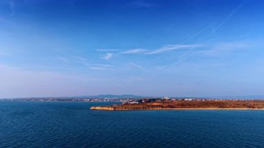 Karadeniz 'in mavi suları üzerinde uçmak. Sahilde pitoresk bir sahil manzarası.