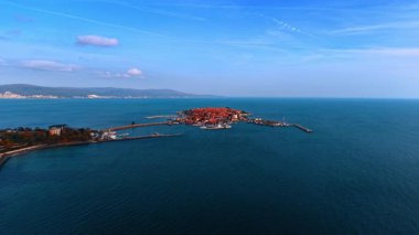 Anakara ile köprü arasında kırmızı çatılı şehir manzarasına yaklaşıyoruz. Bulgaristan 'ın tatil beldesi Nessebar, Karadeniz Üzerinde.