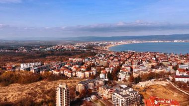Sonbahar sezonunda şehir manzarası. Mavi deniz manzarası ve arka planda dağ sıraları.