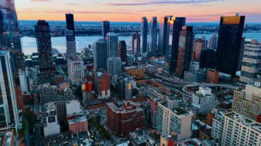 New York, ABD, 28 Ağustos 2025: New York, ABD 'nin yoğun şehir manzarasının alacakaranlık zamanı görüntüleri. Gün batımında metropolün manzarası.