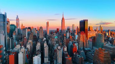New York, ABD, 28 Ağustos 2025: Günbatımının turuncu ışığı New York 'un en yüksek binalarını aydınlatıyor. Havadan bakıldığında muhteşem şehir manzarası.
