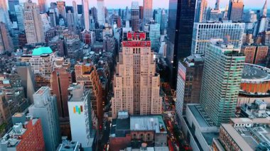 New York, ABD, 28 Ağustos 2025: New York, ABD 'nin nefes kesici manzarası. Manhattan 'daki Art-deco tarzı otelin tarihi binasına yaklaşıyoruz. Hava görünümü.