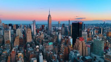 New York, ABD, 28 Ağustos 2025: Modern New York, ABD 'nin geniş şehir manzarası üzerinde yükseliş. Şehir manzarası üzerinde inanılmaz pembe gökyüzü.