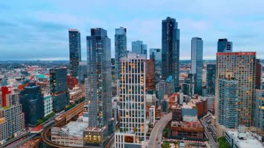 New York, ABD, 28 Ağustos 2025: Pencereler açık ve cam yüksek binalara yaklaşılıyor. Alacakaranlıkta Amerika 'nın New York şehrinin güzel manzarası.