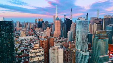New York, ABD, 28 Ağustos 2025: New York, ABD 'nin çeşitli manzaralarında gökdelenler boyunca aşağı iniyor. Güzel pembe mavi gökyüzü gün batımında şehrin üzerinde.