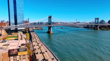 New York, ABD, 28 Ağustos 2025: Doğu Nehri boyunca otobanlardan geçen araba akışı. İnsansız hava aracı görüntüleri New York, ABD 'deki Manhattan Köprüsü' ne yaklaşıyor..